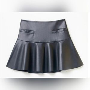(Sfera collection black leather mini skirt, size L, European size.)